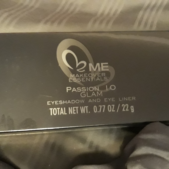 Me Makeover Essentials Bundle - Picture 1 of 5